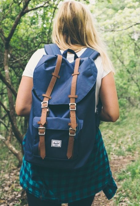 fille sac à dos