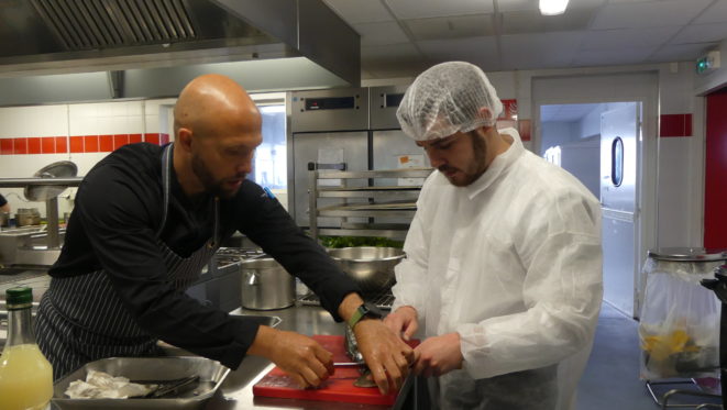 Jeunes de la MLA lors d'une immersion dans les cuisines de la CCI